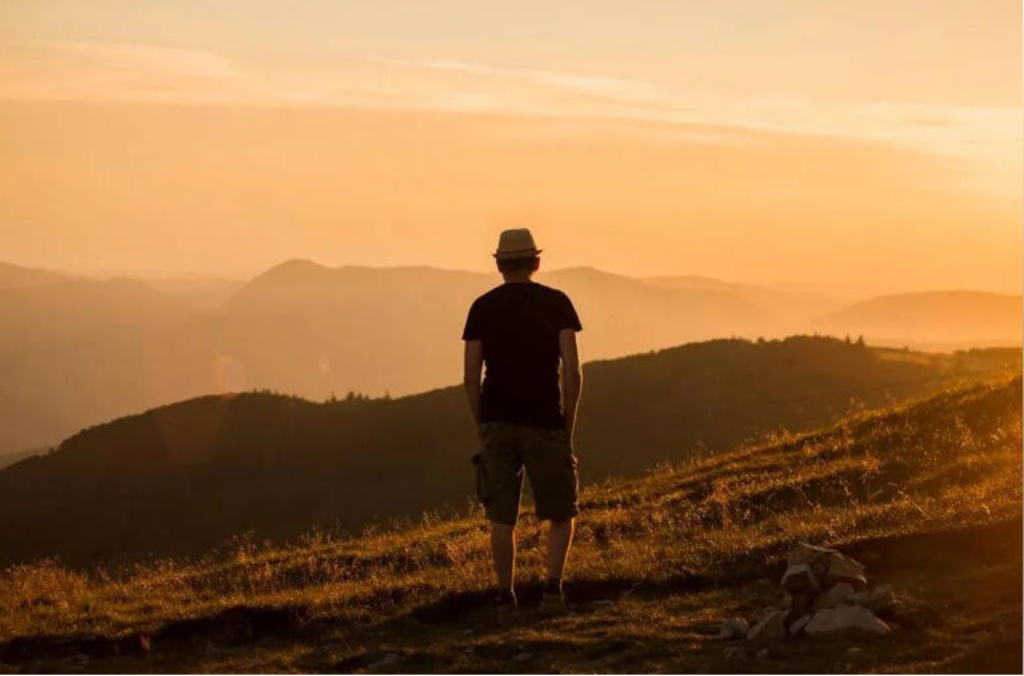 生活中总有一些看似矛盾却普遍存在的现象，细细琢磨便会发现其中藏着成年人世界的生存逻辑。-王叔叔个人品牌微创业运营中心