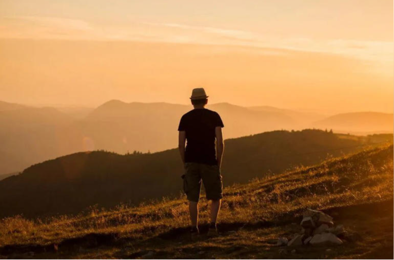 生活中总有一些看似矛盾却普遍存在的现象，细细琢磨便会发现其中藏着成年人世界的生存逻辑。-王叔叔个人品牌微创业运营中心